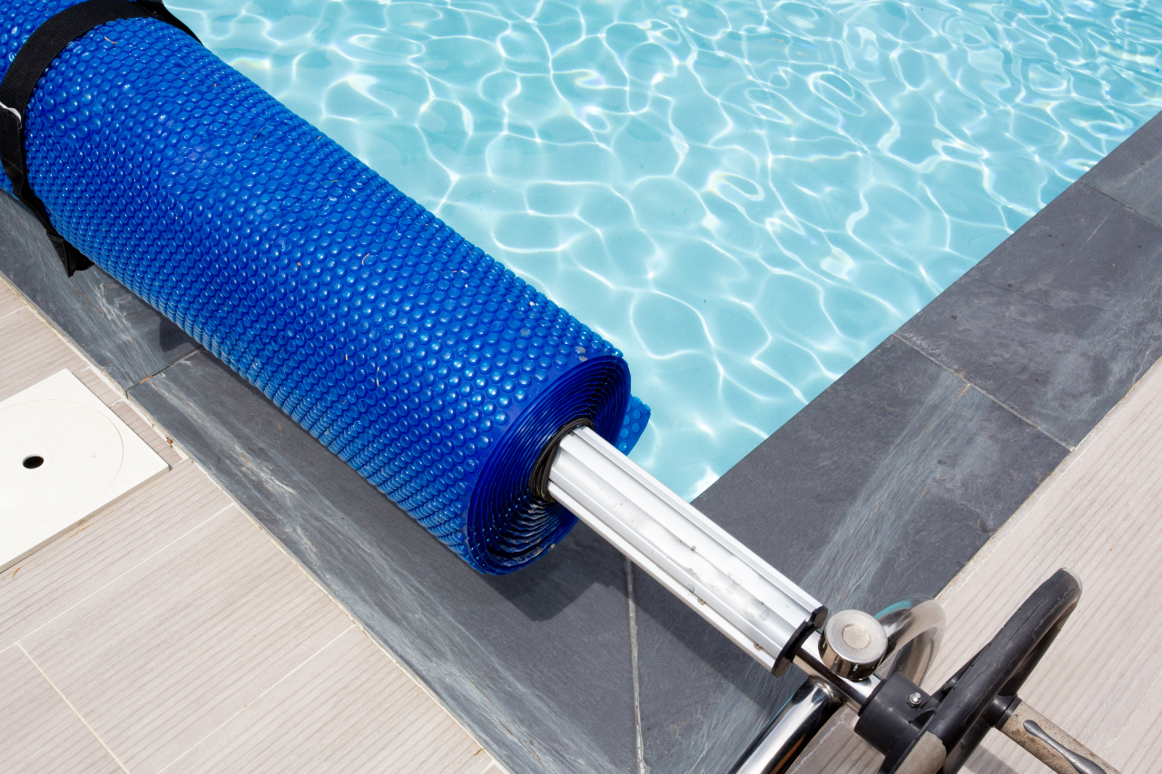 How to winterise a pool - pool cover for winter